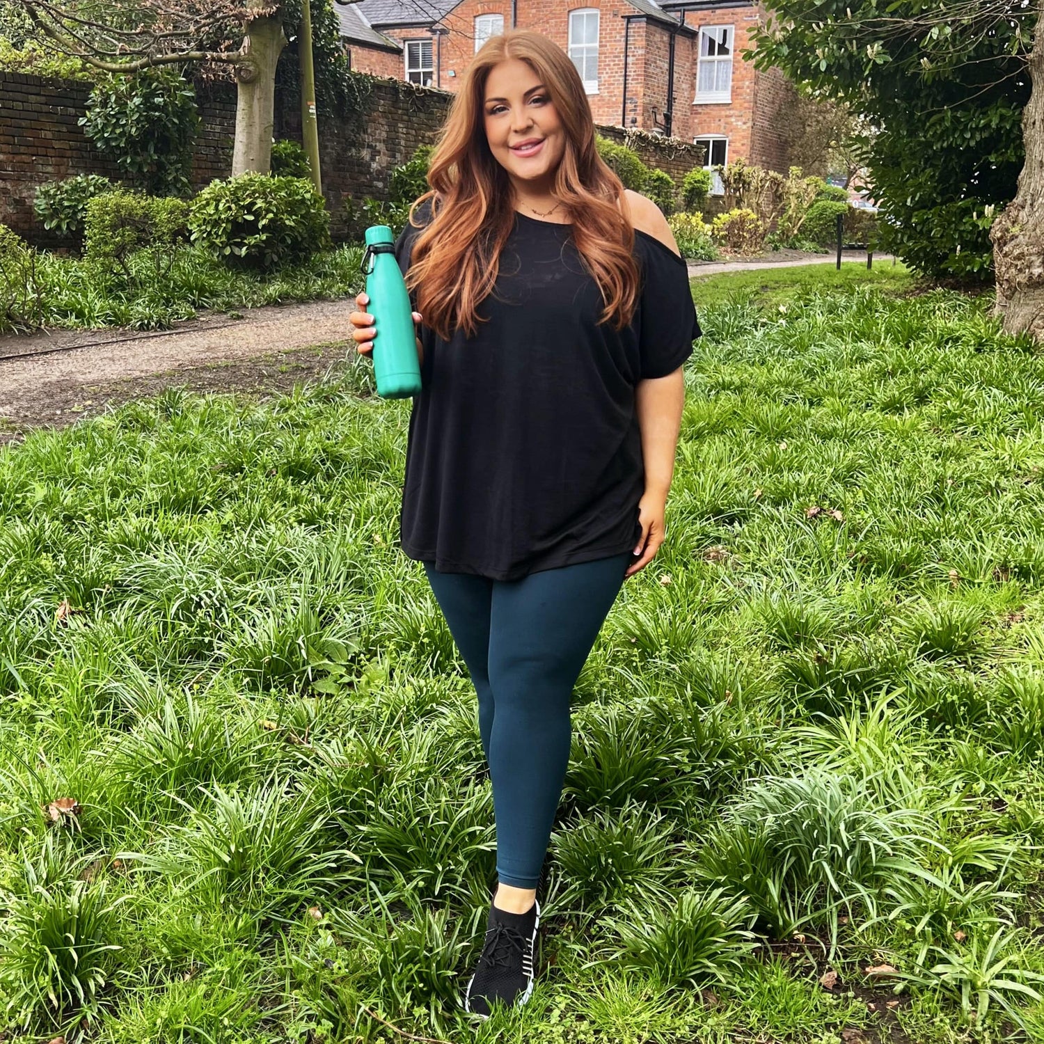 Debbie Off Shoulder Tee - Negro