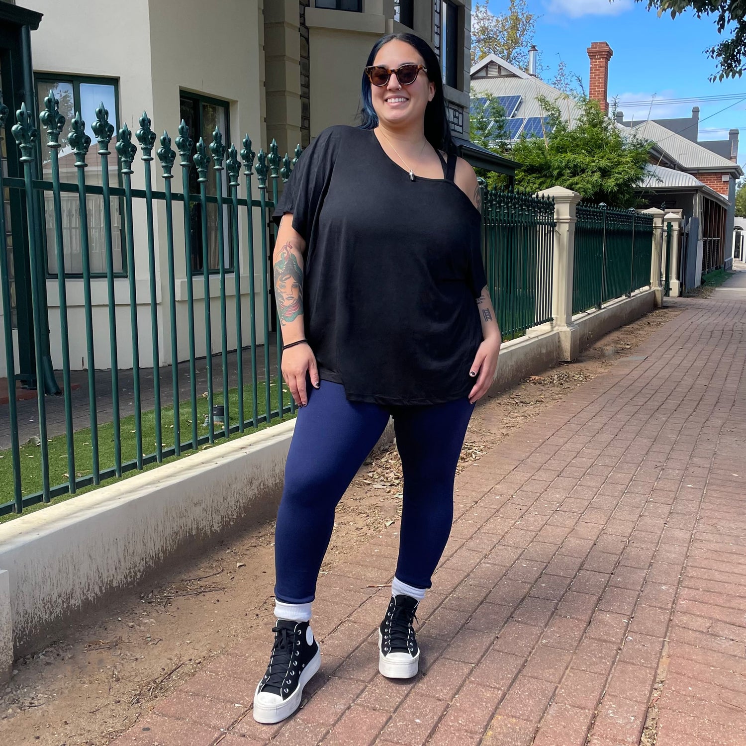 Debbie Off Shoulder Tee - Negro
