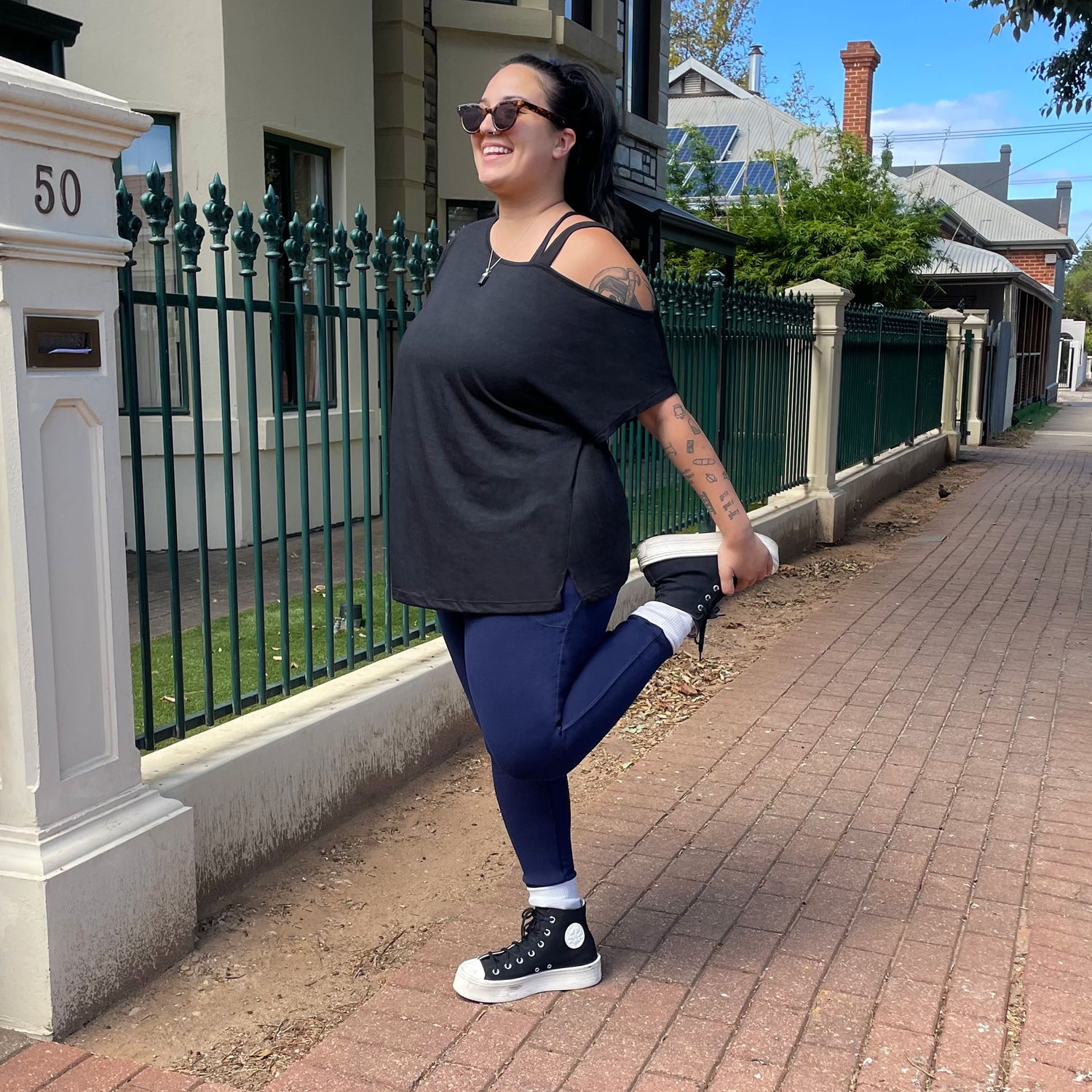 Debbie Off Shoulder Tee - Negro