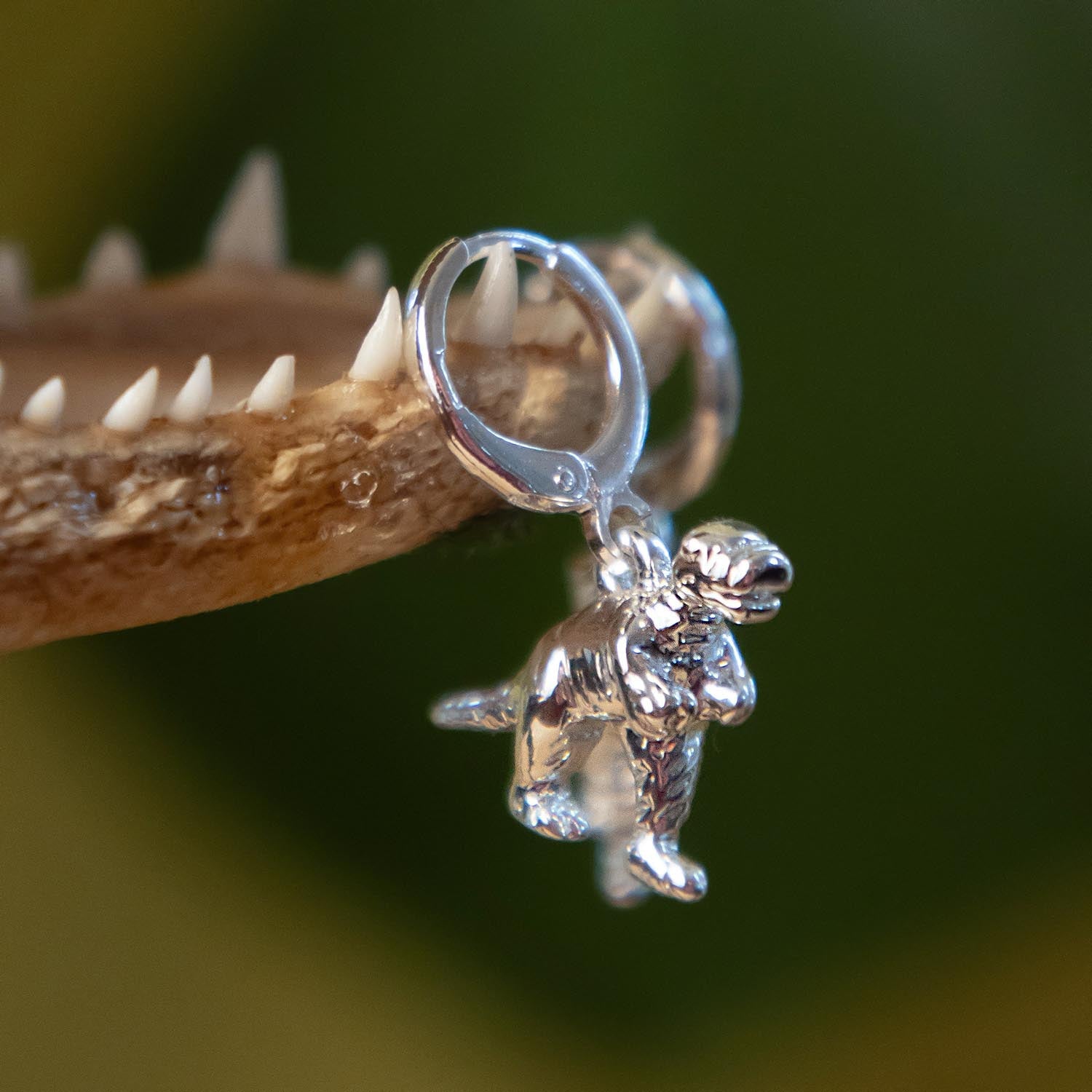 Pendientes de aro de dinosaurio - plata